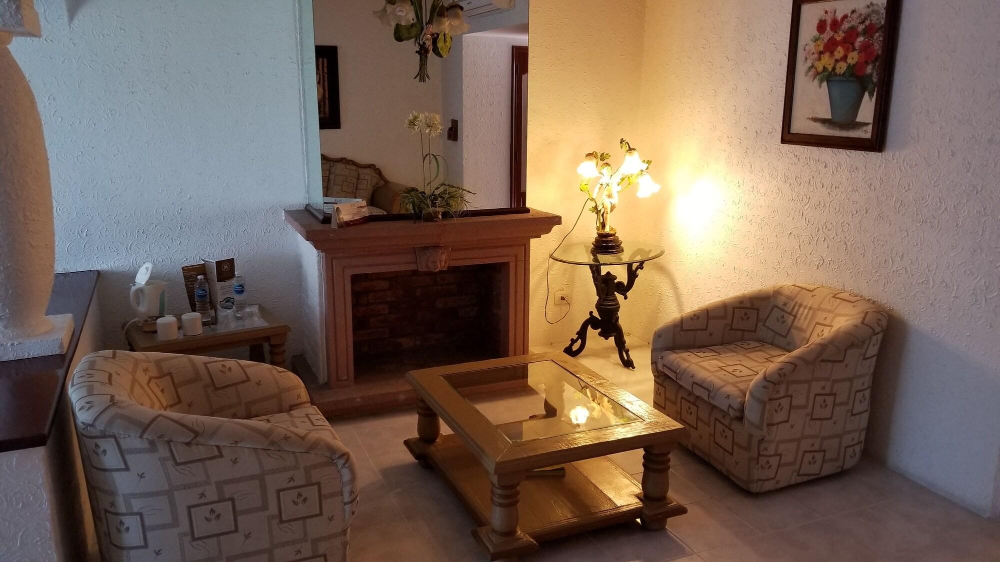 Gran Hotel Hacienda De La Noria Aguascalientes Luaran gambar A living room in a typical hotel